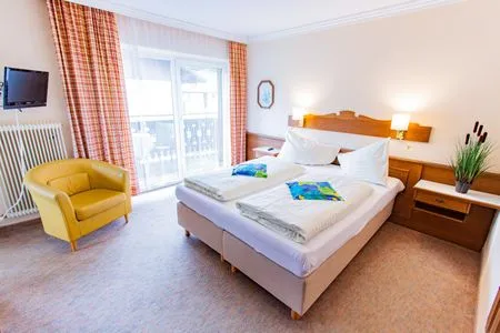 Doppelbett und Fernseher Soldanella 3 by Alpenidyll Apartments