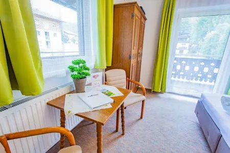 Schlafzimmer mit Zugang Balkon Soldanella 4 by Alpenidyll Apartments