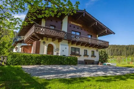 Hauptansicht Gebäude im Sommer Soldanella 6 by Alpenidyll Apartments