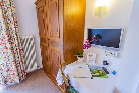 Schlafzimmer 1, Fernseher Soldanella 6 by Alpenidyll Apartments