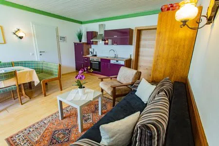 Wohnzimmer mit Essbereich und Fernseher Soldanella 8 by Alpenidyll Apartments