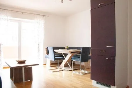 Wohnzimmer mit Essbereich und Fernseher Royal 4 Trend by Alpenidyll Apartments