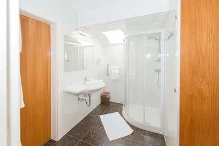 Badezimmer mit Dusche City Life 1 by Alpenidyll Apartments