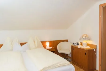 Schlafzimmer 1, Doppelbett City Life 3 by Alpenidyll Apartments