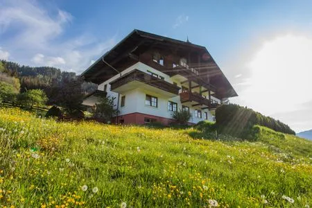 Hauptansicht Gebäude im Sommer Huberhof 1 by Alpenidyll Apartments
