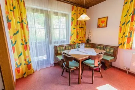 Wohnzimmer und Essbereich Huberhof 4 by Alpenidyll Apartments