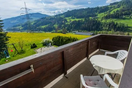 Aussicht in den Garten Huberhof 5 by Alpenidyll Apartments