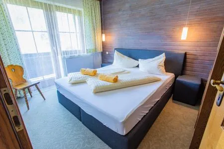 Schlafzimmer 1, Doppelbett Huberhof 5 by Alpenidyll Apartments