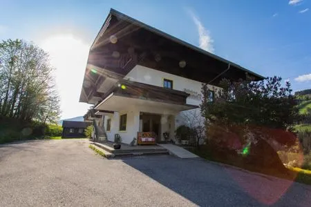 Hauptansicht Gebäude im Sommer Huberhof 6 by Alpenidyll Apartments