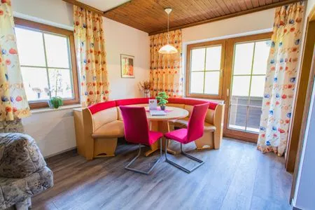 Wohn- und Essbereich Huberhof 7 by Alpenidyll Apartments