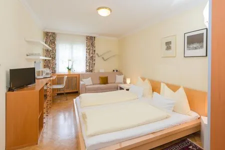 Doppelbett  mit Fernseher City Life 7 by Alpenidyll Apartments
