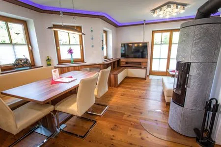 Wohn- und Essbereich mit Fernseher Sunshine Aich by Alpenidyll Apartments