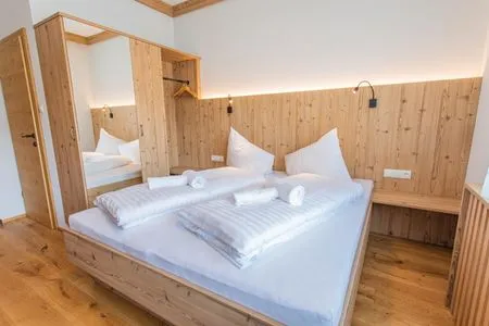 Doppelbett und Fernseher Bergidyll 4 by Alpenidyll Apartments