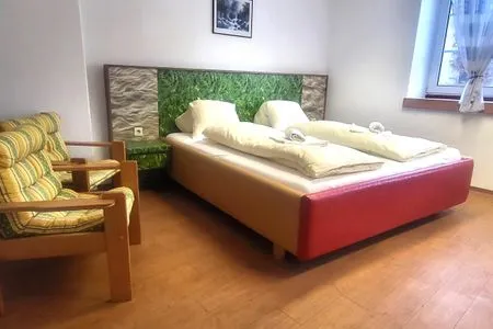 Schlafzimmer 1, Doppelbett und 2 Einzelbetten Hoamathaus II by Alpenidyll Apartments