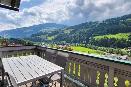 Balkon mit Aussicht in die Berge Fischbacher App. 2 by Alpenidyll Apartments