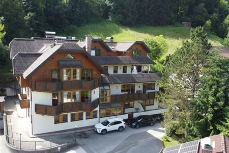 Hauptansicht Gebäude im Sommer S`Gerhardter by Alpenidyll Apartments