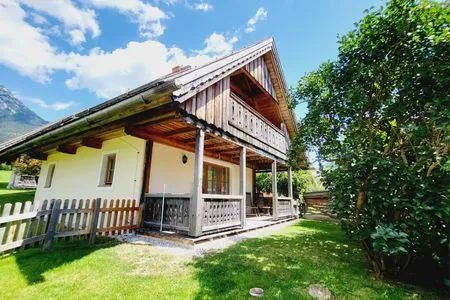 Main view of the building in summer Stodertraum 1 "Vergissmeinnicht" by Alpenidyll Apartments