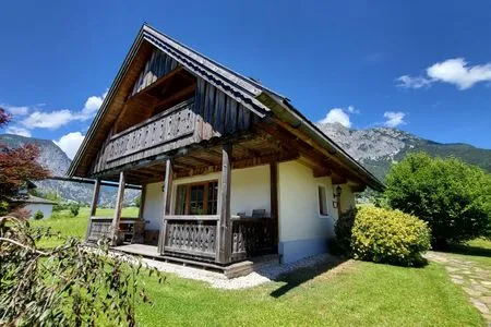 Hauptansicht Gebäude im Sommer Stodertraum 2 "Gänseblümchen" by Alpenidyll Apartments