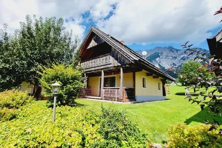 Main view of the building in summer Stodertraum 3 "Löwenzahn" by Alpenidyll Apartments
