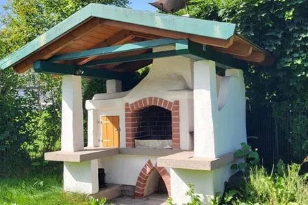 Außenbereich mit großem Griller Ferienhaus Aich by Alpenidyll Apartments