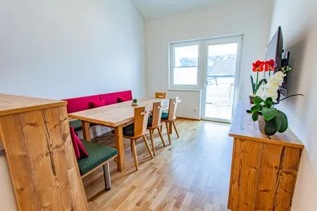 Essbereich mit Balkon Happy Aich 4 by Alpenidyll Apartments