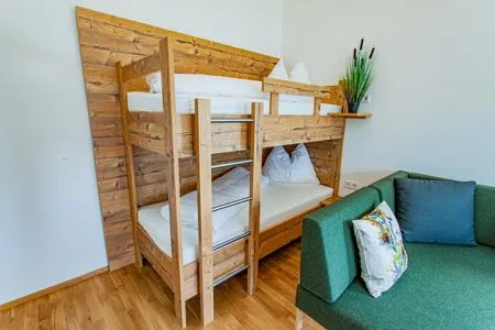 Etagenbett und Schlafsofa mit Fernseher Happy Aich 4 by Alpenidyll Apartments