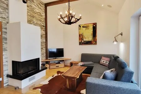 Wohnzimmer mit Sofa und Fernseher LandLiebe Aich by Alpenidyll Apartments
