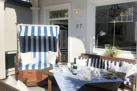 Terrasse Villa Hansa App. C1 - mit Strandkorb und Palmen auf der Terrasse