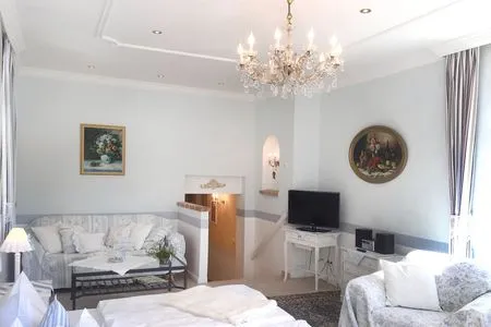 Wohnzimmer Villa Hansa App. C1 - mit Strandkorb und Palmen auf der Terrasse