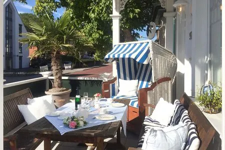 Terrasse Villa Hansa App. C1 - mit Strandkorb und Palmen auf der Terrasse