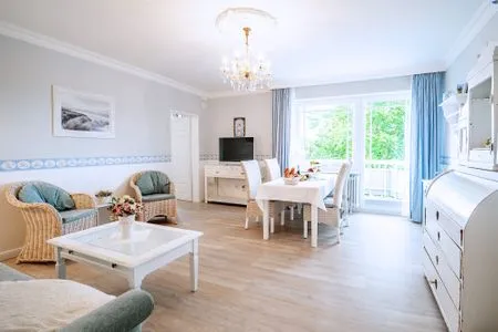 Wohnzimmer Haus Midsommer App. 20 - Urlaub mit Kindern – Strand, Balkon & viel Raum