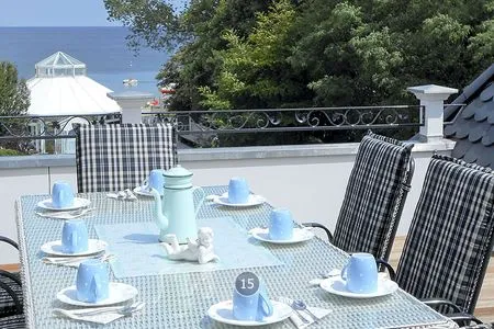 Balkon Haus Midsommer App. 15 - Penthouse über drei Ebenen – Meerblick & Strandkorb auf der Dachterrasse