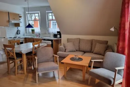 Wohnbereich mit Sofa und Blick zur Küche Zur Hanse Wohnung 4.3 - Zur Hanse Süd