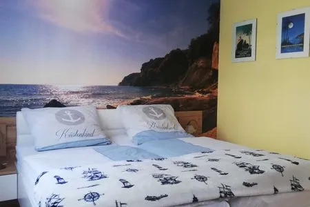 Schlafzimmer Ferienwohnung Kapitänsmesse -  traumhafter Ausblick über Hafen und Meer