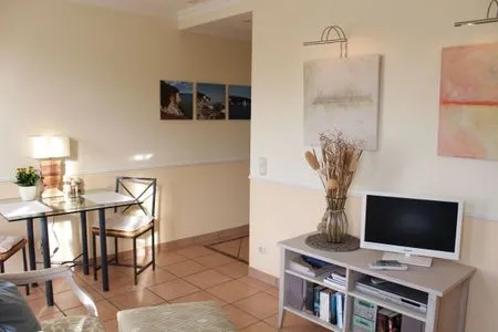 Wohnzimmer Ferienwohnung Kleiner Seeigel in Sassnitz auf Rügen mit Terrasse