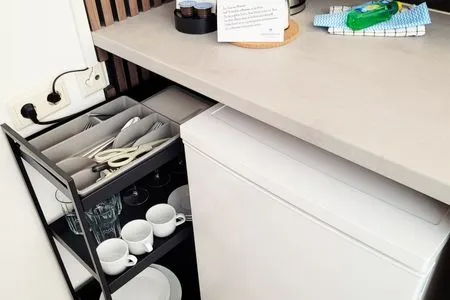 Ansicht der Ausstattung unserer Teeküche Strandnahe Mini Ferienwohnung im Souterrain mit gratis Wäschepaket