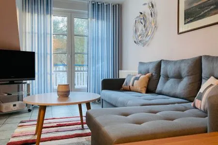 Wohnbereich mit Sofa und TV Achtern Diek Achtern Diek 12b - Wohnung 5