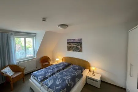 Schlafzimmer mit Doppelbett  Birkenstrasse 6i Wohnung 18