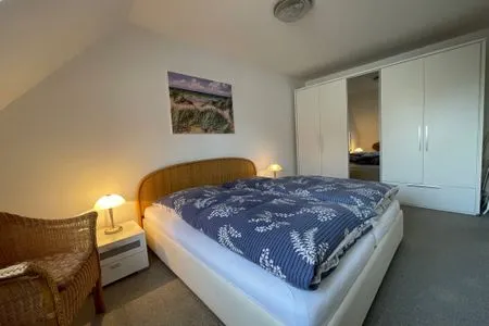 Schlafzimmer mit Doppelbett und Kleiderschrank  Birkenstrasse 6i Wohnung 18