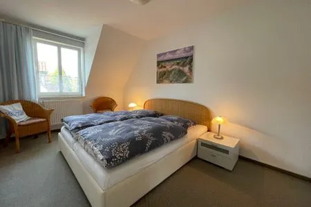 Schlafzimmer mit Doppelbett  Birkenstrasse 6i Wohnung 18