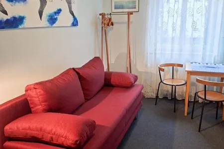 Schlafzimmer mit bequemer Schlafcouch Haus Fritz-Reuter-Straße 5 Ferienwohnung Herbst
