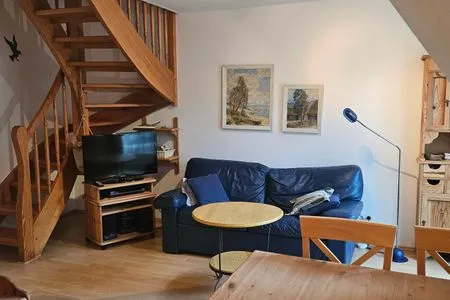 Wohnbereich mit Sofa und TV Achtern Diek Achtern Diek 12b - Wohnung 6