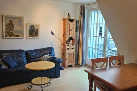 Wohnbereich mit Sofa und Essecke Achtern Diek Achtern Diek 12b - Wohnung 6