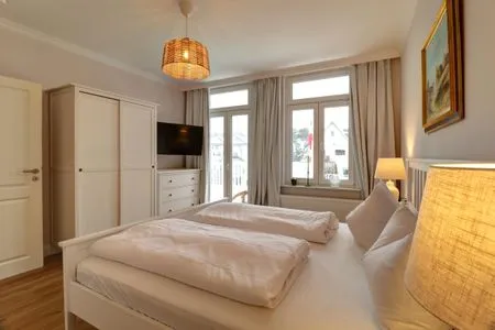 Schlafzimmer Villa Johanna App. 3 - großzügiges Ferienappartement mit Balkon & Weitblick über den Niendorfer Hafen