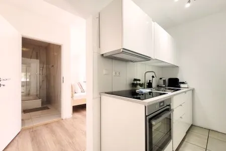 Ansicht auf die vollausgestattete Küche Charmantes Appartement am Hafen mit gratis Bettwäsche-Paket und Terrasse