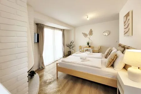 Ansicht Schlafzimmer mit Doppelbett und Smart TV Charmantes Appartement am Hafen mit gratis Bettwäsche-Paket und Terrasse