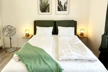 Großes gemütliches Bockspring-Doppelbett Romantische Ferienwohnung am Hafen mit gratis Bettwäsche-Paket und Terrasse