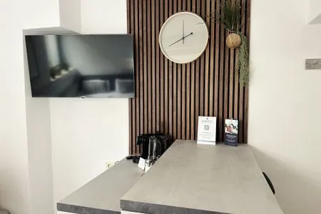 Mini Teeküche mit Kühlschrank, Caffissimo und Wasserkocher Strandnahe Mini Ferienwohnung im Souterrain mit gratis Wäschepaket