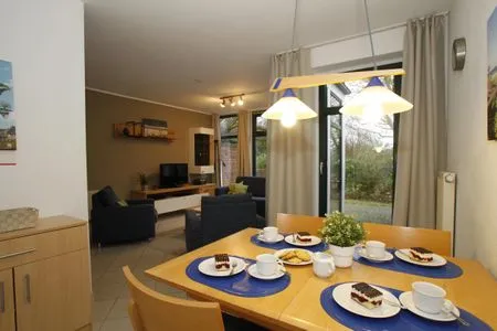Essecke mit 4 Stühlen Landhaus Heine Aake-Huus Whg. 01