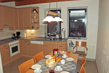 offene Küche mit Essbereich für 6 Personen Landhaus Heine Aake-Huus Whg. 02